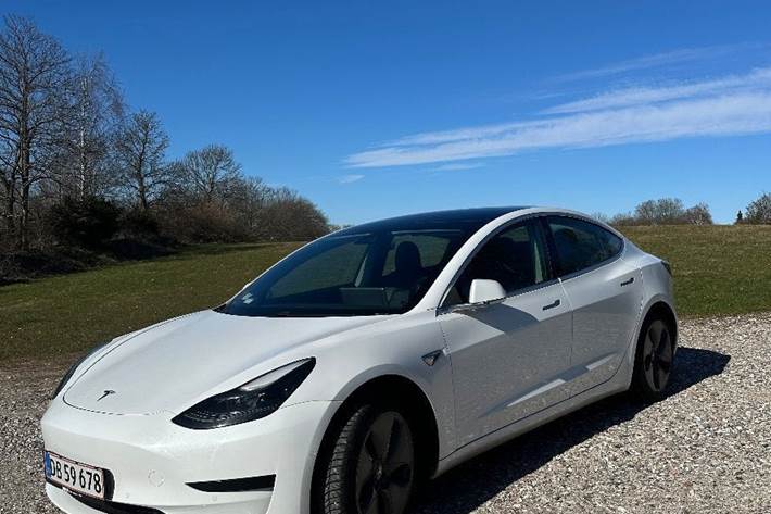 Hvid Tesla Model 3 fra 2021