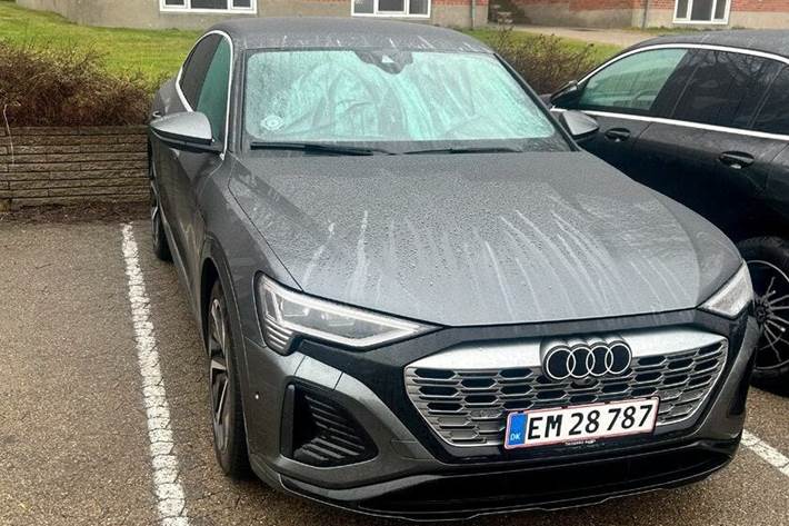 Grå Audi Q8 e-tron fra 2024