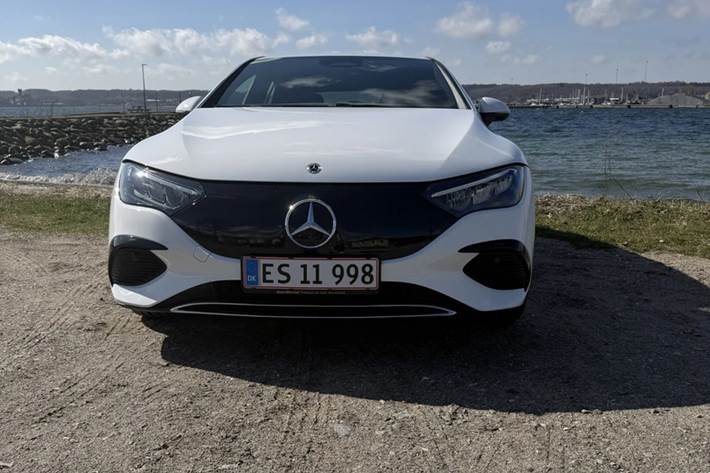 Hvid Mercedes EQE300 fra 2025