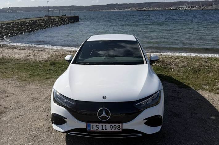 Hvid Mercedes EQE300 fra 2025