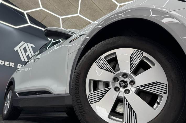 Hvid Audi e-tron fra 2023