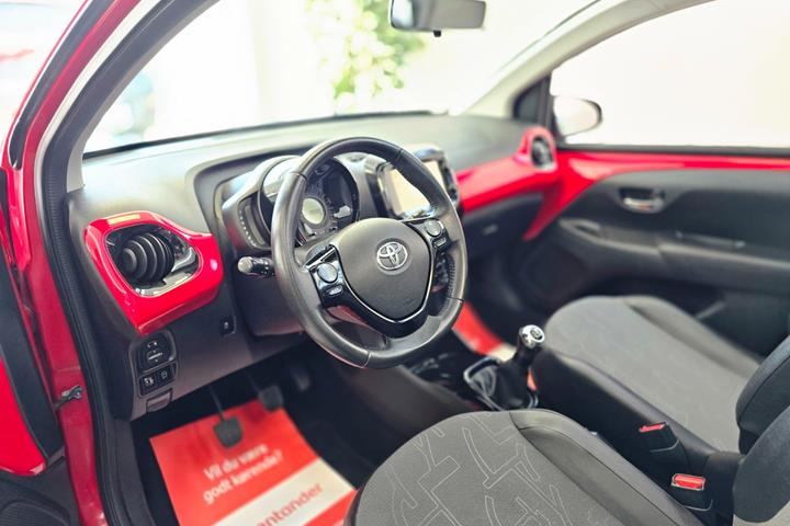 Rød Toyota Aygo fra 2015