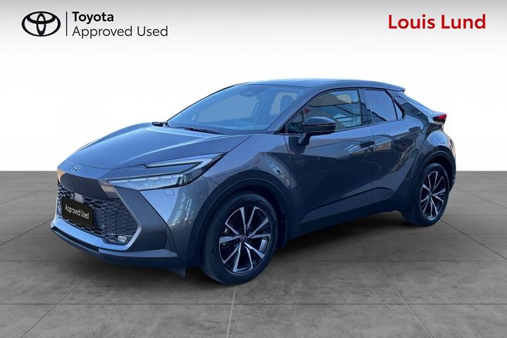 Grå Toyota C-HR fra 2024 set udefra
