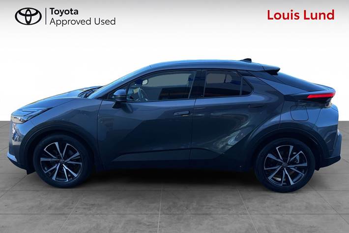 Grå Toyota C-HR fra 2024