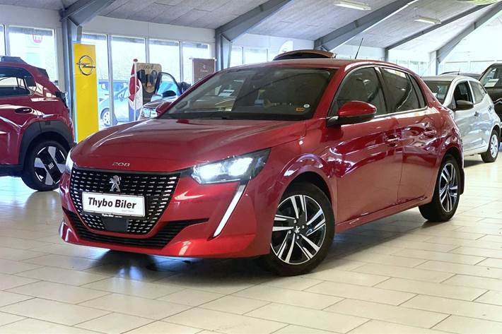 Rød Peugeot 208 fra 2022 set udefra