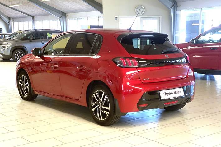 Rød Peugeot 208 fra 2022