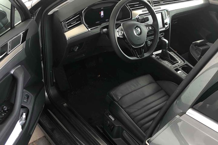 Grå VW Passat fra 2017