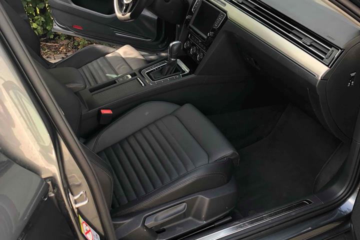 Grå VW Passat fra 2017