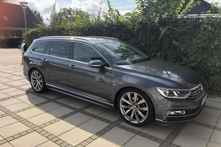 Grå VW Passat fra 2017