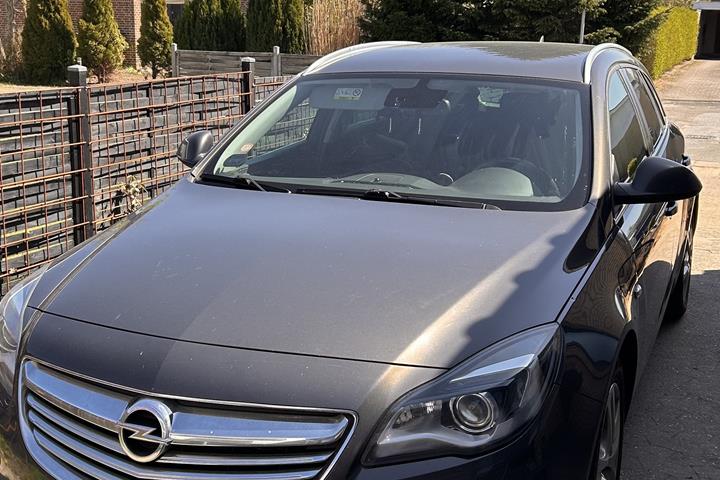 Grå Opel Insignia fra 2015