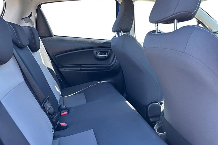 Blå Toyota Yaris fra 2019