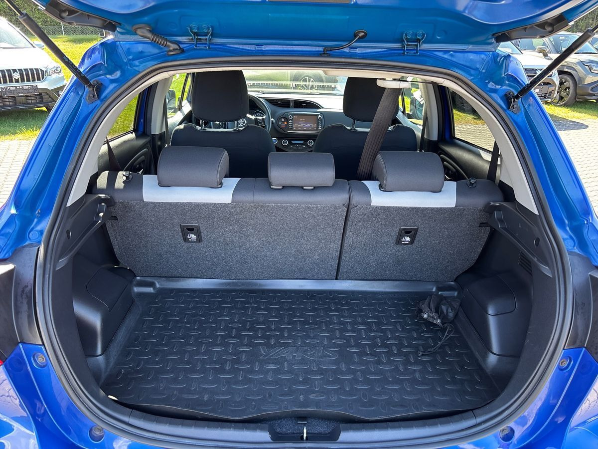 Blå Toyota Yaris fra 2019