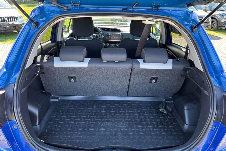 Blå Toyota Yaris fra 2019