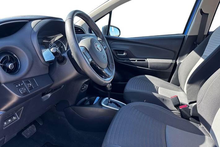 Blå Toyota Yaris fra 2019