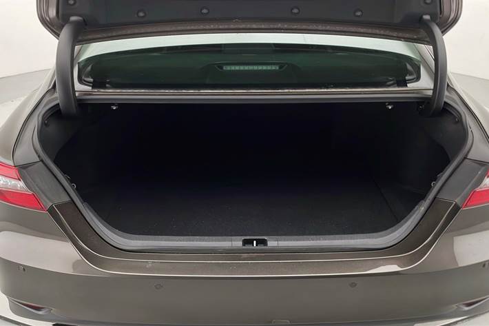 Grå Toyota Camry fra 2022