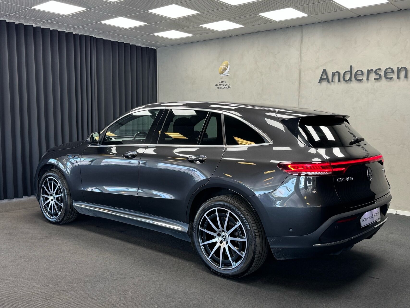Grå Mercedes EQC 400 fra 2021