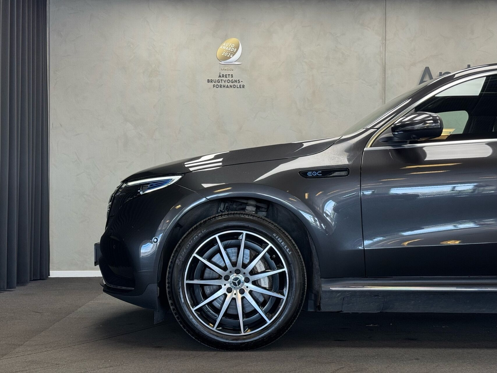 Grå Mercedes EQC 400 fra 2021