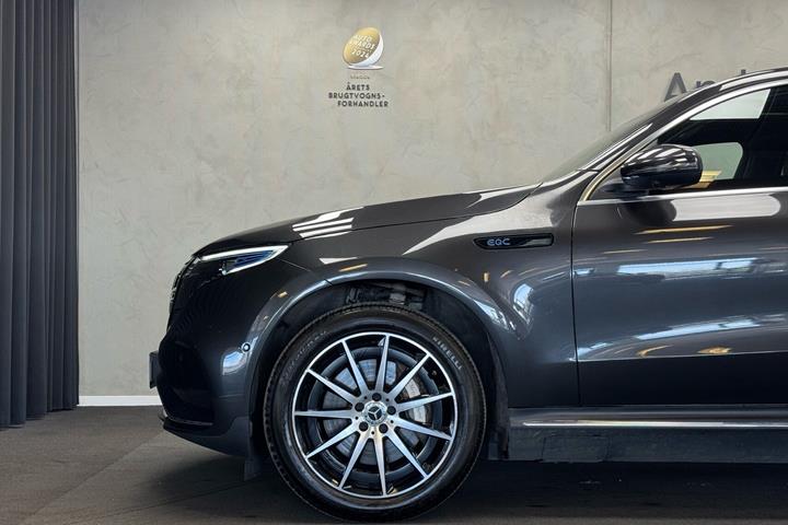 Grå Mercedes EQC 400 fra 2021