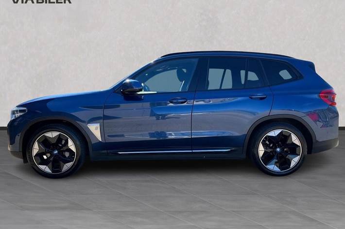 Blå BMW iX3 fra 2021