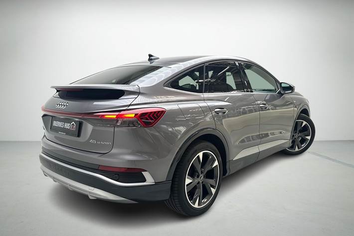 Grå Audi Q4 fra 2025