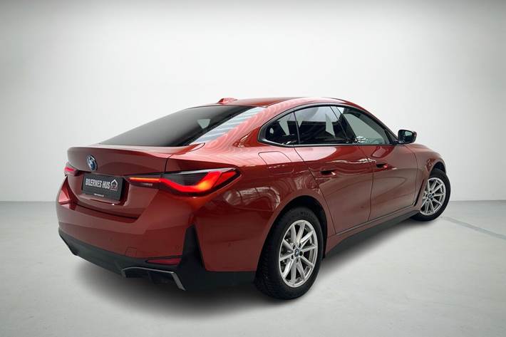 Orange BMW i4 fra 2022