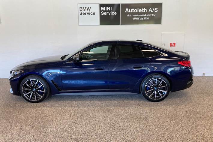 Blå BMW i4 fra 2025