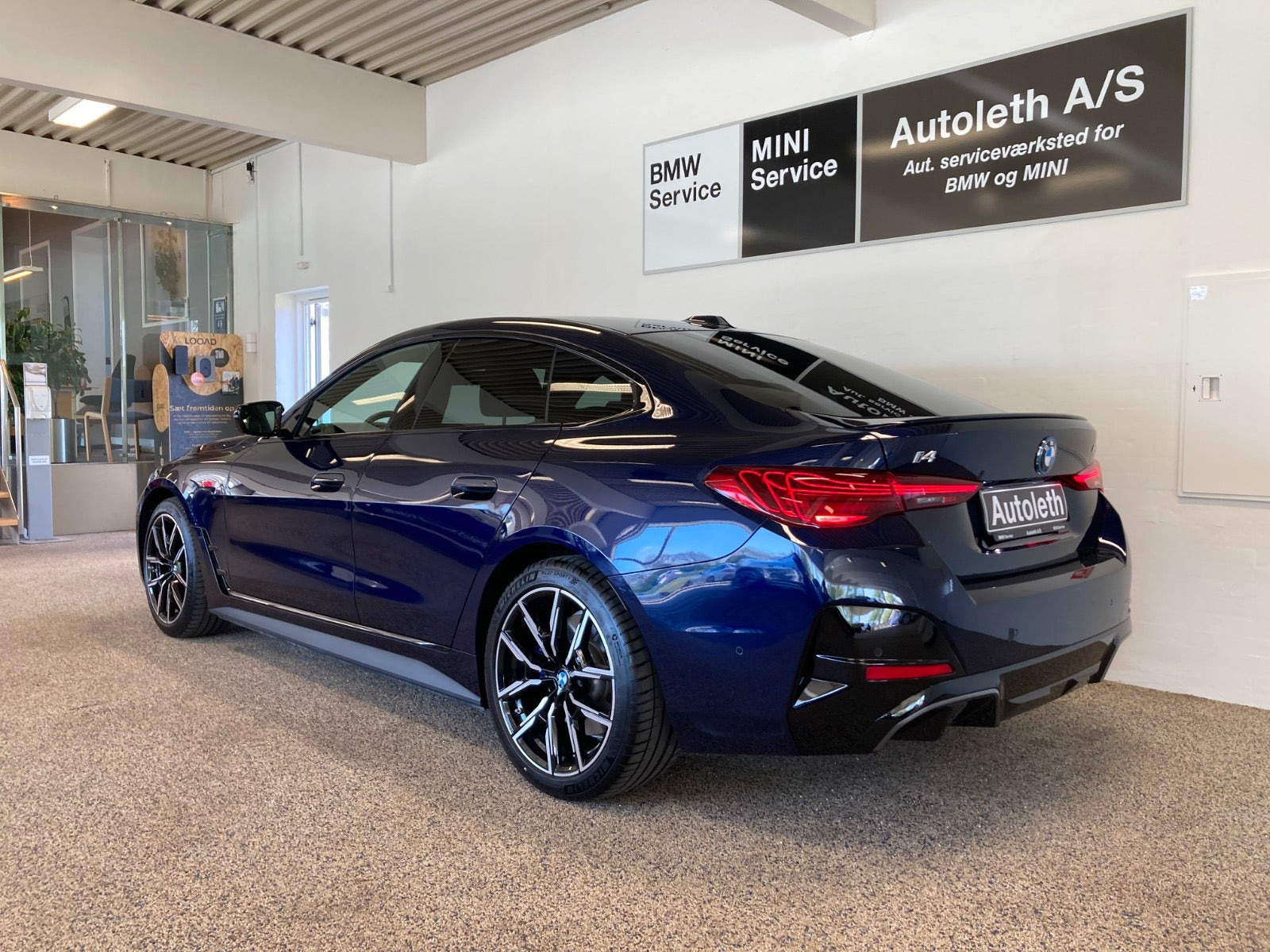 Blå BMW i4 fra 2025