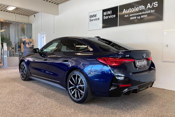 Blå BMW i4 fra 2025