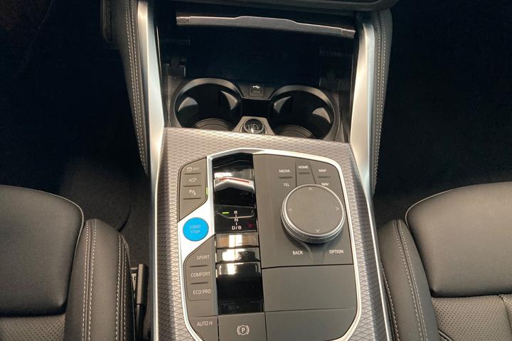 Blå BMW i4 fra 2025