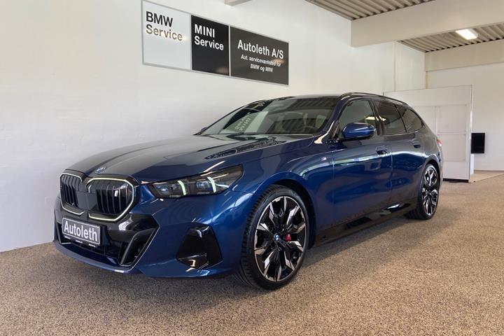 Blå BMW i5 fra 2025 set udefra