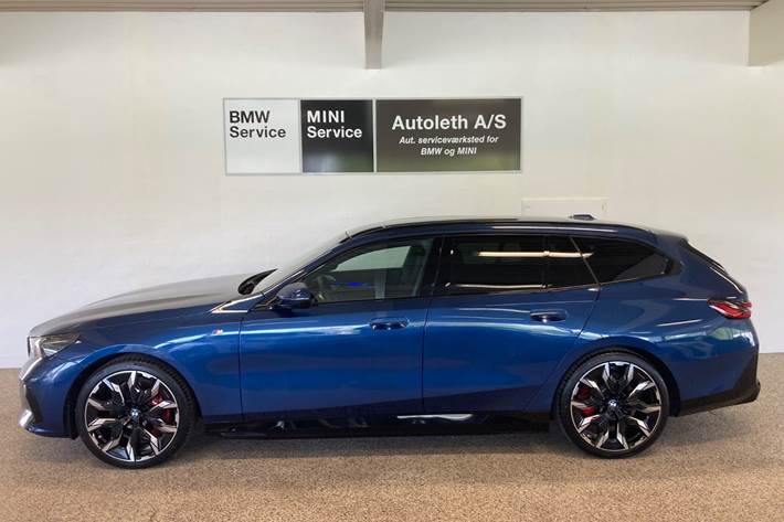 Blå BMW i5 fra 2025