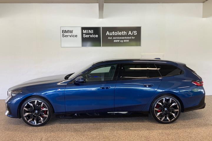 Blå BMW i5 fra 2025