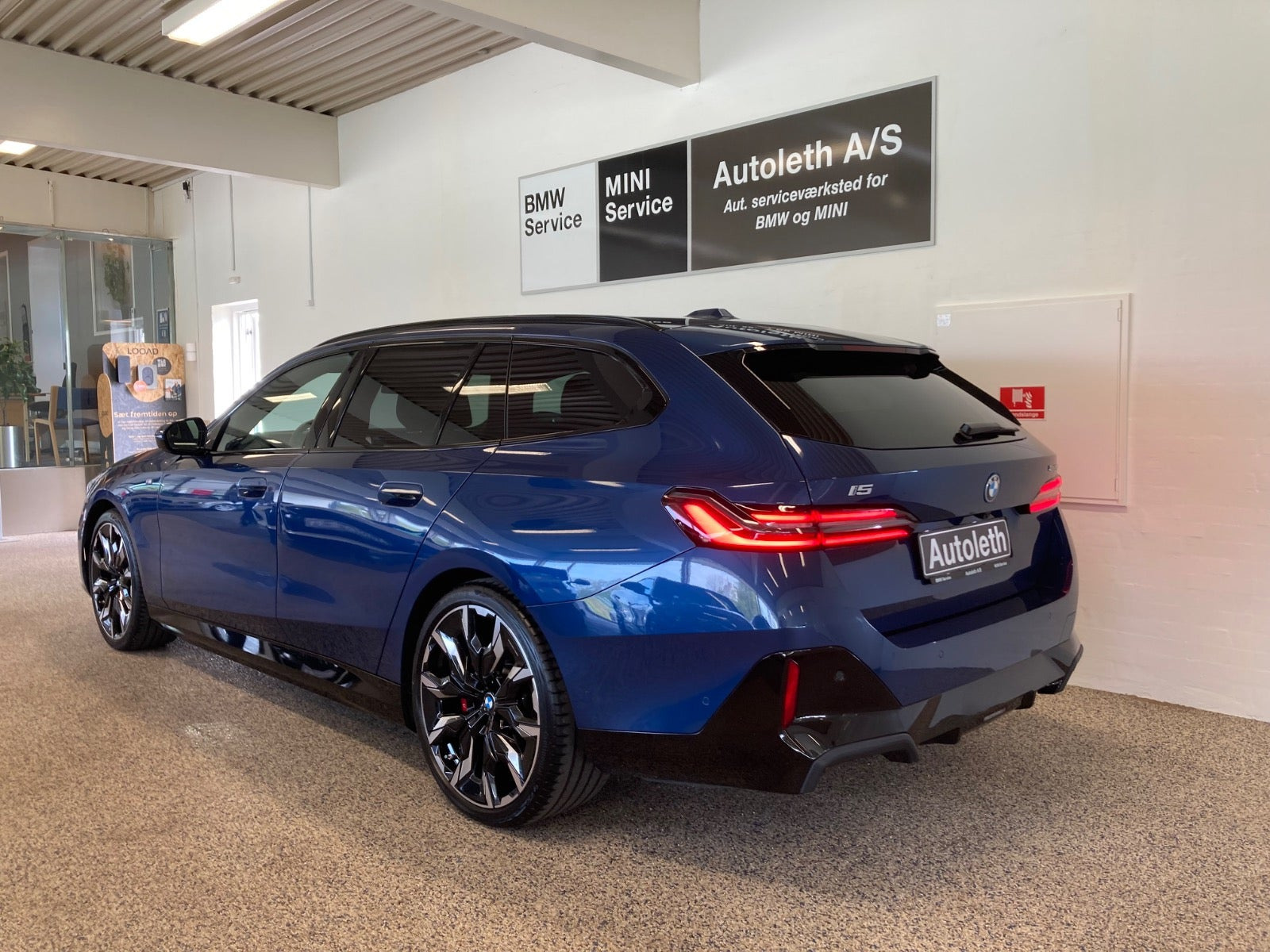 Blå BMW i5 fra 2025