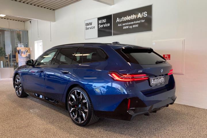 Blå BMW i5 fra 2025