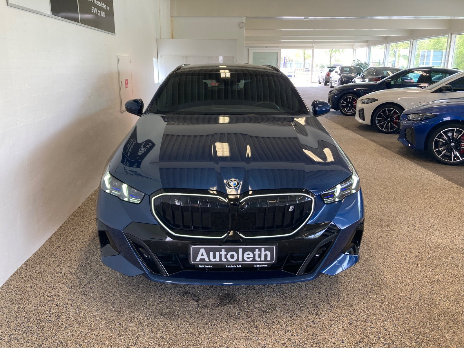 Blå BMW i5 fra 2025