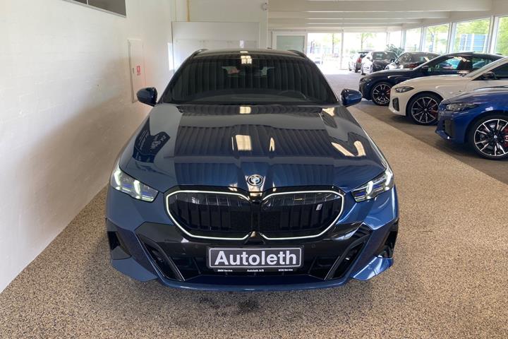 Blå BMW i5 fra 2025