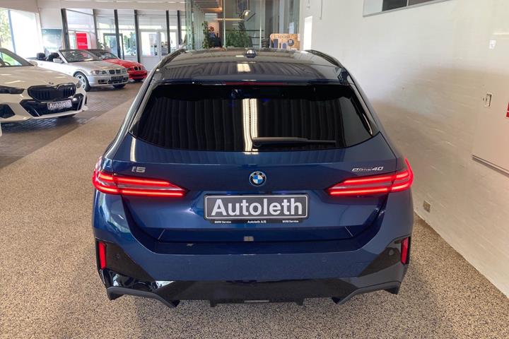 Blå BMW i5 fra 2025