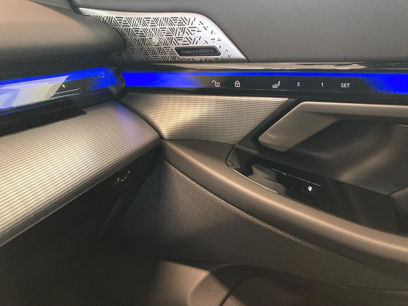 Blå BMW i5 fra 2025
