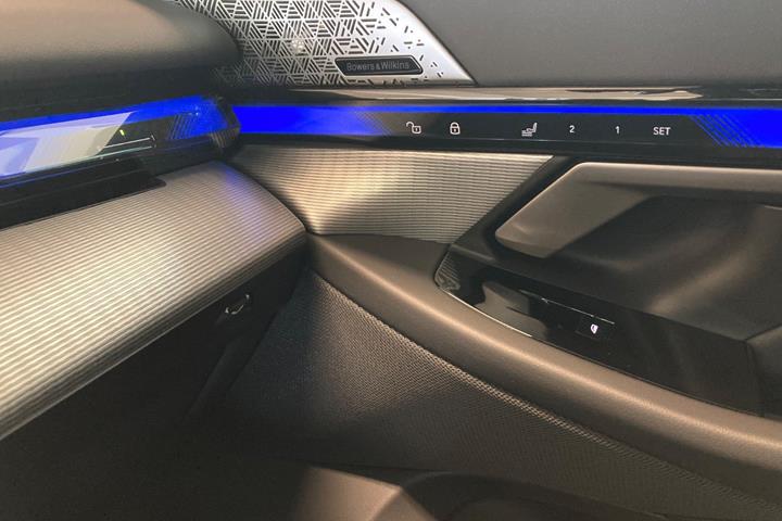 Blå BMW i5 fra 2025