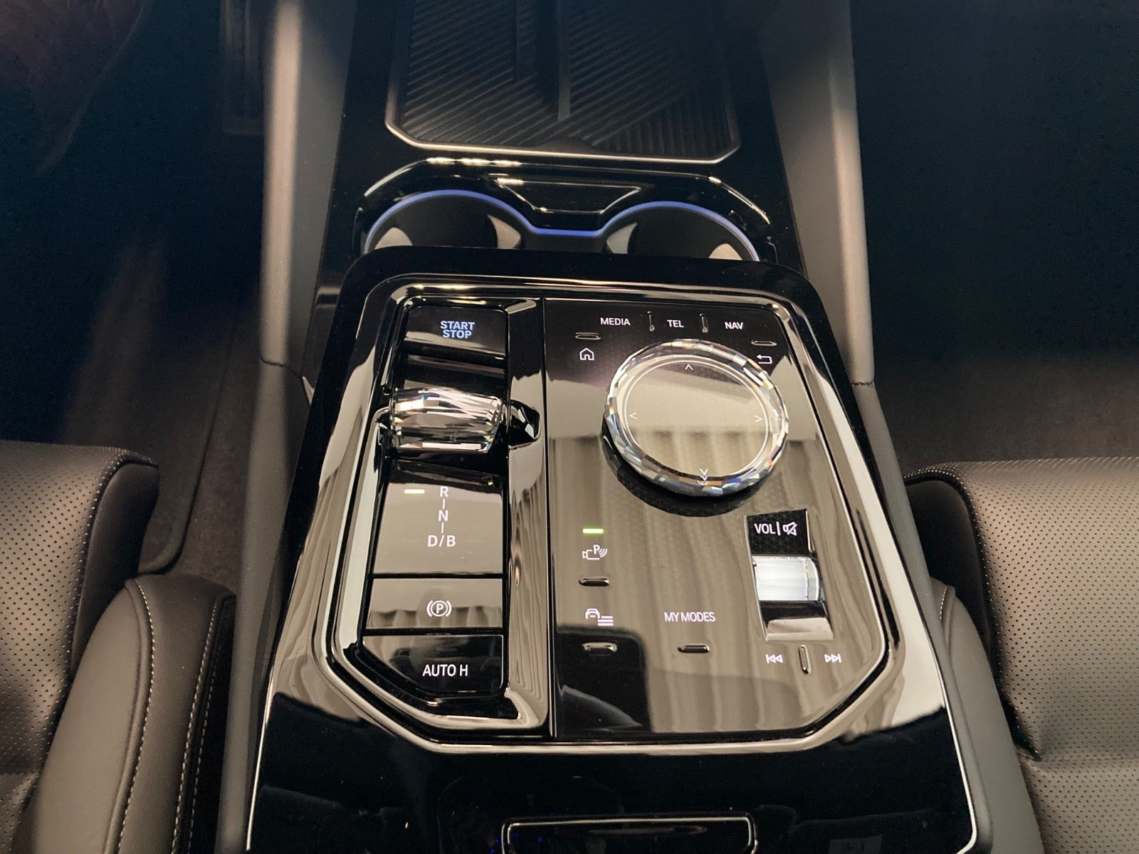 Blå BMW i5 fra 2025
