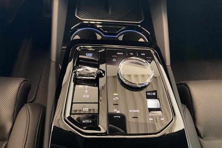 Blå BMW i5 fra 2025