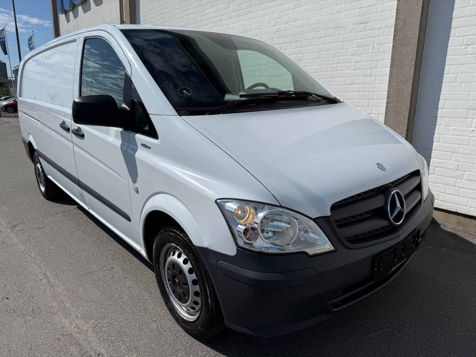 Hvid Mercedes Vito 113 fra 2014 set udefra