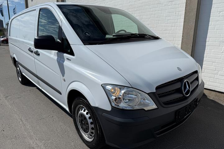Hvid Mercedes Vito 113 fra 2014 set udefra
