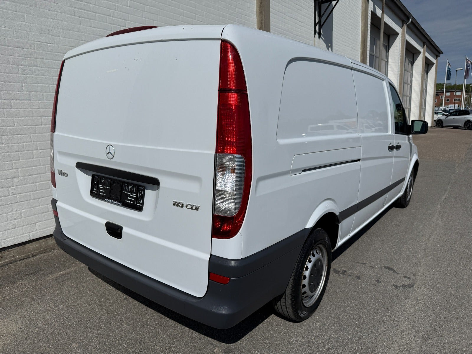 Hvid Mercedes Vito 113 fra 2014 set udefra