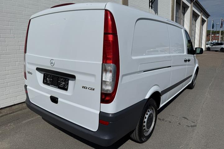 Hvid Mercedes Vito 113 fra 2014 set udefra
