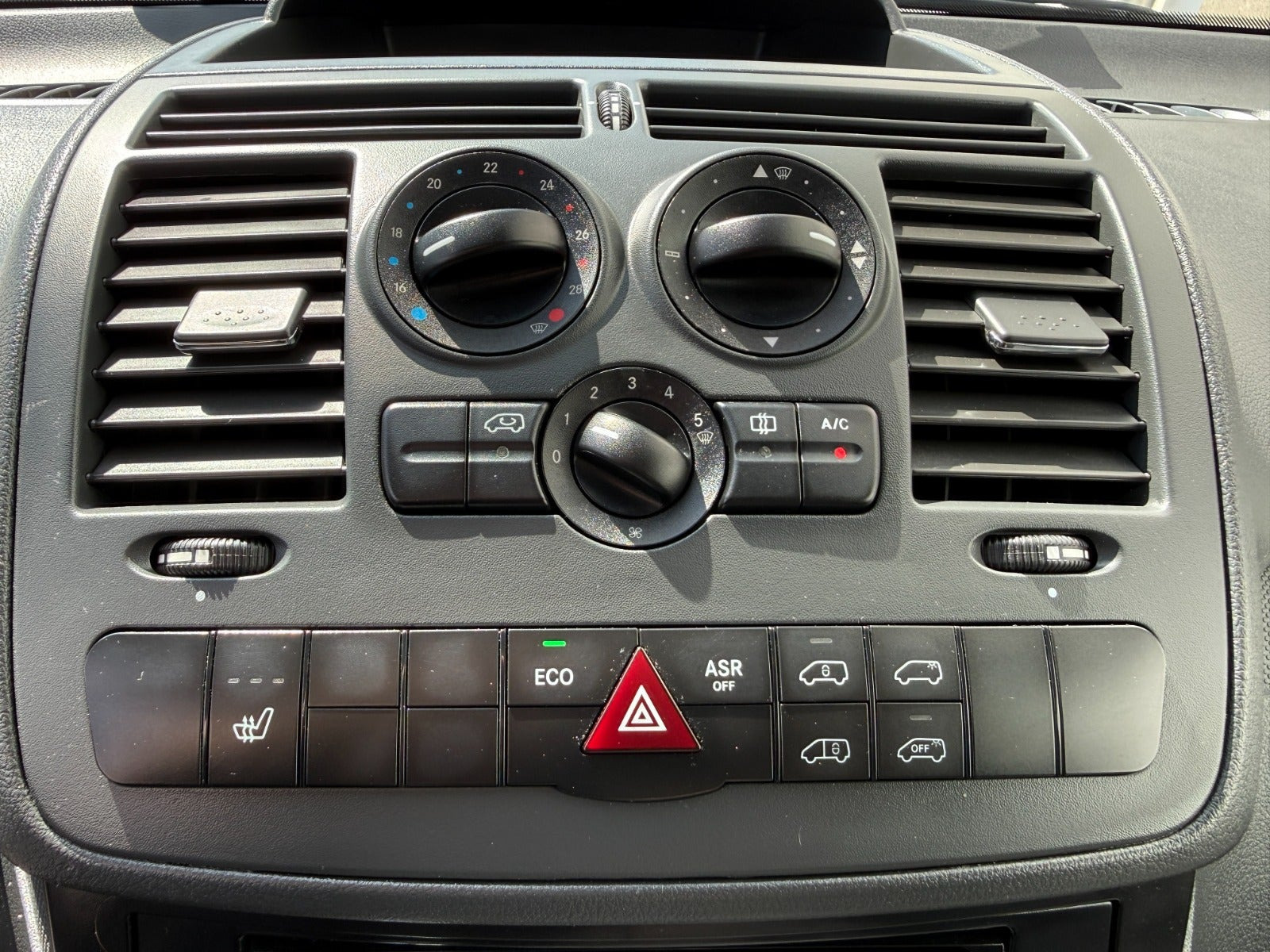 Hvid Mercedes Vito 113 fra 2014 set indefra
