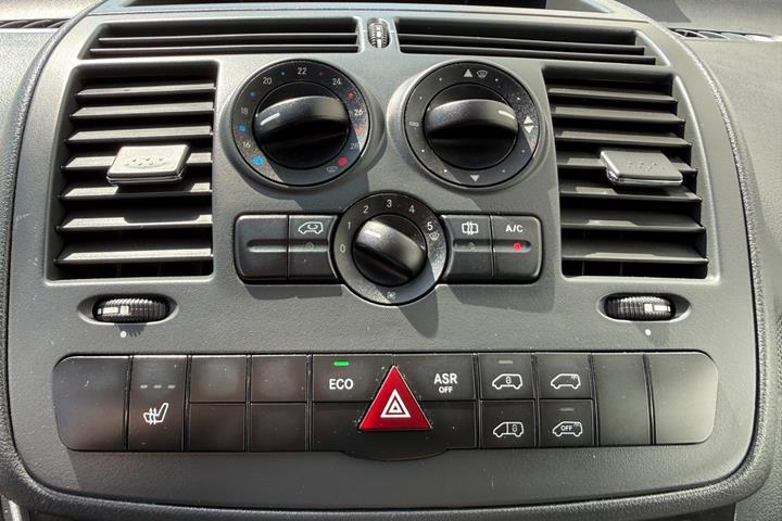 Hvid Mercedes Vito 113 fra 2014 set indefra