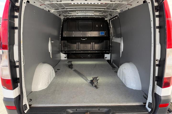 Hvid Mercedes Vito 113 fra 2014