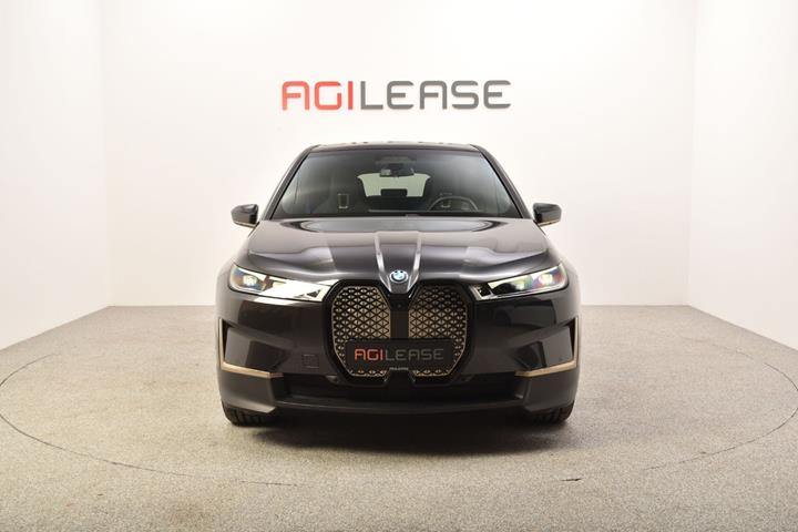 Grå BMW iX fra 2021