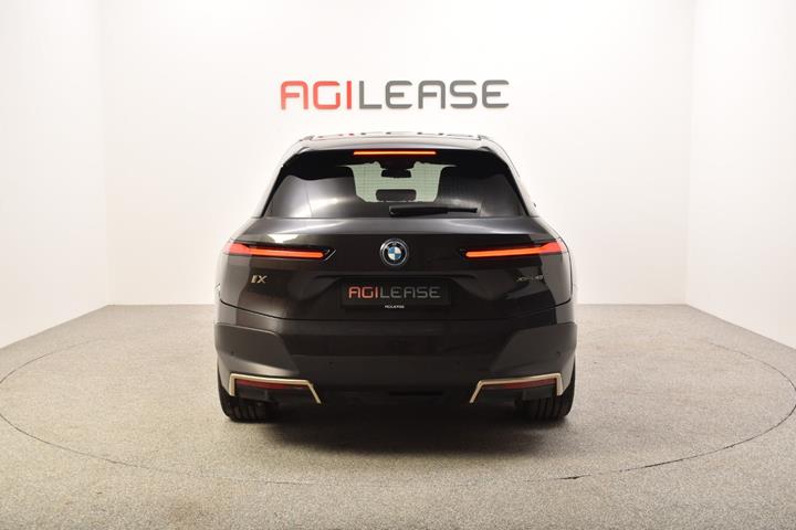 Grå BMW iX fra 2021